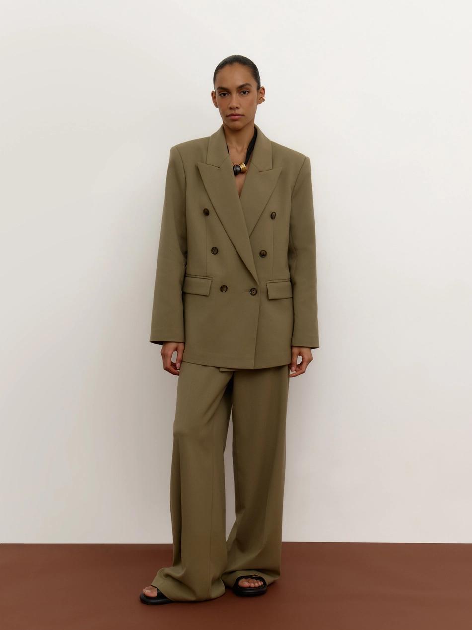 В Mollis очень приличная летняя коллекция вышла. Для деловых, минималистичных, женственных - для всех гардеробов просто находка. Ну какова красота, поглядите: 

Его величество, незаменимый лён. Прочтение жилета намного интереснее, чем у банальной модели на пуговицах. И брюки к нему. 


Костюм жакет и брюки. Цвет очень благородный и статусный. Идеально сыграет с коричневой обувью или плетеной соломенной сумкой. 


Топ на одно плечо роскошный. Ленточку можно оборачивать полностью или выпускать шарфом спереди и сзади. 

Ветровка с цветочной вышивкой. Беру его на заметку, хоть для курток уже и поздновато. У Studio29 подобные цветочные бомберы били все рекорды по популярности. 

Жакет с обьемными рукавами из сатина. Удачная модель, которая отлично будет смотреться и с легкиии летними юбками, и с бермудами из костюмной ткани, и с денимом любой модели. 

Ну и без чего-нибудь желтого эта подборка бы не случилась: жакет с о-образным рукавом, нежный и женственный. 

Все чаще замечаю, что мой вишлист включает изделия именно от этого бренда. Хотя раньше никогда ничего там не покупала. 