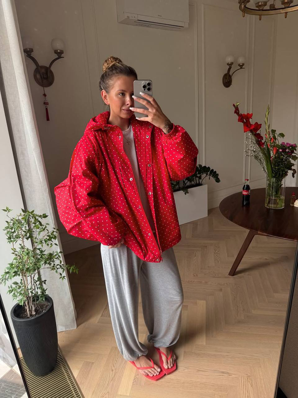 Когда у меня закончится хронический цистит, я никому об этом не скажу, но знаки будут. 

P.S. Очень нравятся теплые осенние образы, дополненные вьетнамками, но здоровье, однозначно, дороже.