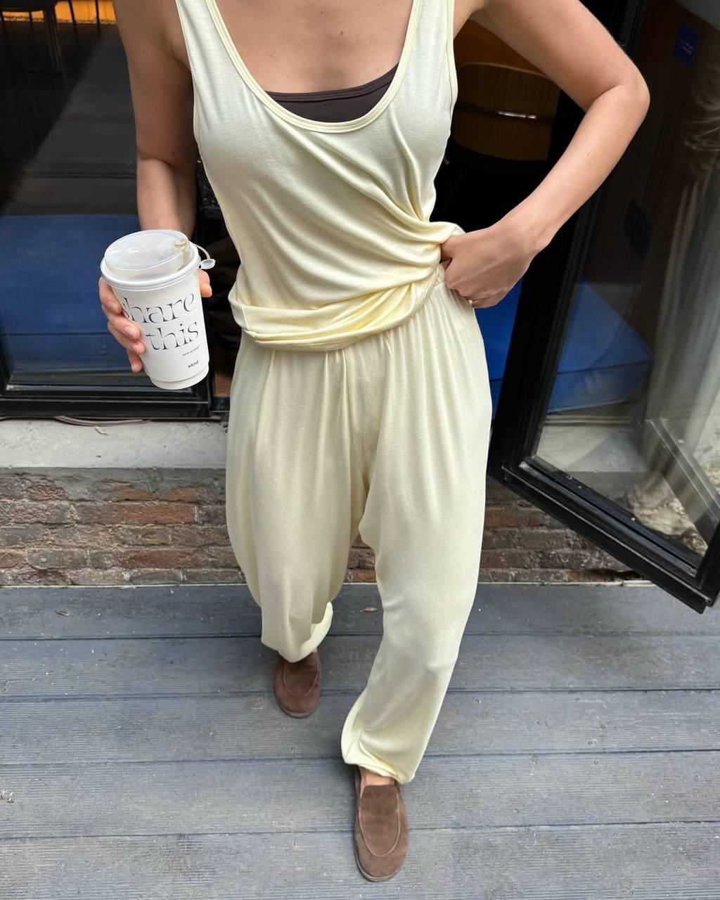 Неделька выдалась совершенно беспонтовая, очень нервная, абсолютно непродуктивная, и ещё и самочувствие подкачало. Интересно, всему виной звезды, магнитные бури или мое решение наконец-то начать усердно заниматься спортом и питанием без отговорок? 

В такие дни хочется принять, что от тебя может ничего не зависеть, честно забить на все непоставленные плюсики и завернуться в уютный костюм от Matu, надеясь, что его солнечный оттенок исправит хотя бы настроение.