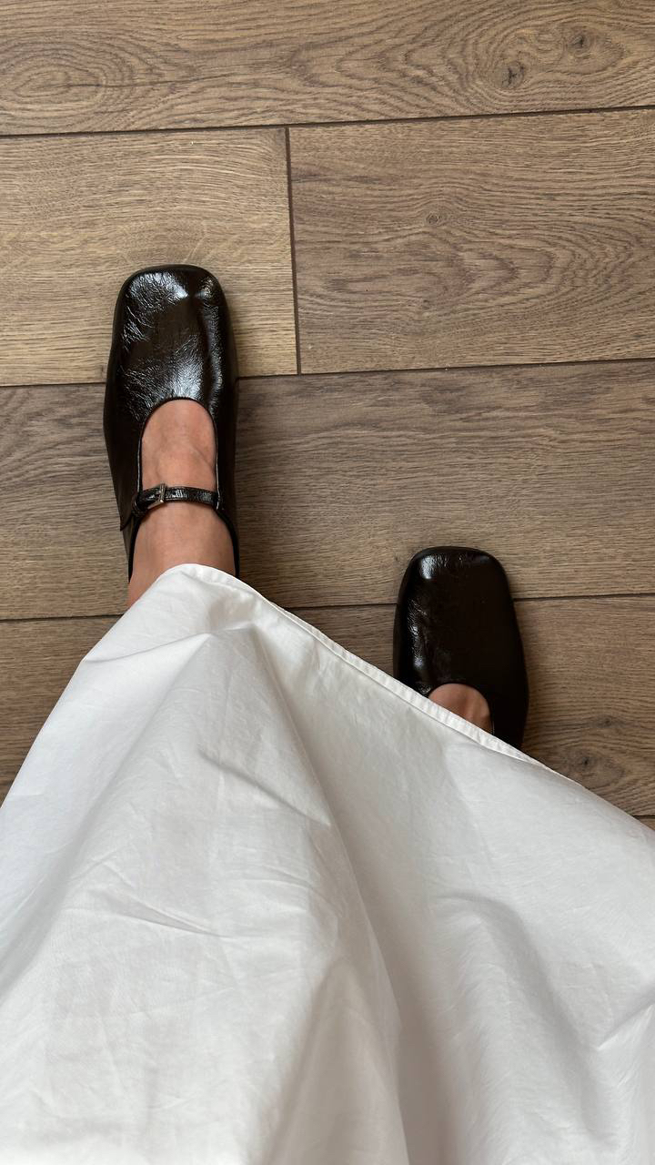 Обувь в Sela пересмотрена, перемерена, проанализирована и куплена. 

Балетки - настоящая пушка! Они мягчайшие. Скругленный широкий нос, глубокая посадка мыса, необычный вырез и очень крутая фактура кожи. Цвет то ли черный, то ли коричневый. Под разным освещением он разный. Я бы назвала его «горький шоколад». 

И пару слов о сумке: она тоже уехала со мной. Фактура такая же, что у балеток, но цвет четко черный. Идеальный боулинг, вместительного размера с адекватной длиной ручек. 

Sela, вы - умнички. Радуете.