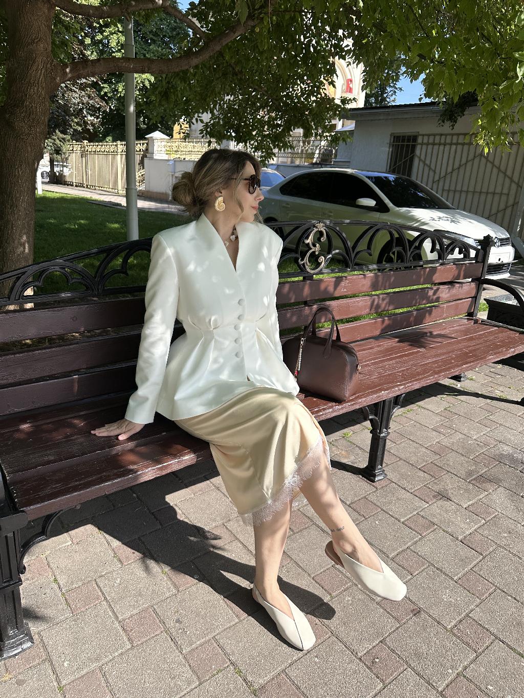 Все больше и больше нравится выражать себя женственными образами. Надо хвалить мой пучок - такого, я полагаю, больше никогда не получится 😂 

Жакет Kira Plastinina
Юбка Crate