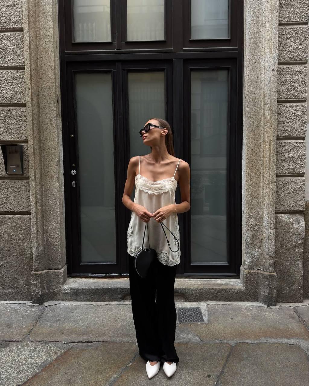 Простой, но шикарный до одури аутфит от основательницы бренда нижнего белья Muggy Bikinis - Мартины Каролак (если я не ошиблась с переводом). 

Насколько органично бельевой стиль смотрится в контрасте с кэжл-классикой. У нее, кстати, всегда подсматриваю подобные сочетания. Филигранно собраны!