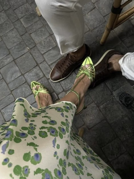 Почему цветная обувь стала так актуальна? 

Причины этому две: промышленная революция и прогресс в текстильной отрасли сделали возможным сильно минимизировать затраты на производство обуви. Раньше среднестатистический взрослый человек мог позволить себе две пары обуви на сезон. Соответсвенно, эта обувь должна была отвечать главному критерию - качество и износостойкость. 

Сейчас обувь, зачастую, стоит дешевле одежды, тем более, если она выполнена из искусственных материалов. Мы можем позволить себе покупать больше обуви и легко пренебрегать качеством, поскольку нагрузка на каждую пару минимизируется пропорционально расширению обувного гардероба. 

А цветная обувь - вариант очень удобный для стильных экспериментов, поскольку обувь занимает очень мало площади в образе, в отличии, например, от брюк или той же рубашки, а значит в разы меньше обязывает к тщательному подбору подходящих цветовых сочетаний. 

Условно, голубые балетки будет намного проще стилизовать и отработают они в разы чаще, чем тот же голубой пиджак. Ещё и потому, что граничить они будут только с низом, а значит не создадут никакого цветового конфликта с верхней частью лука. 

Ещё одна удачная опция для цветных экспериментов - это сумки. Они тоже занимают мало площади в образе. Однако, в случае с ними все же придётся быть более осторожной в подборе сочетаний, ведь сумка граничит и с верхом, и с низом, а значит придётся исключить конфликт оттенков и там, и тут. 