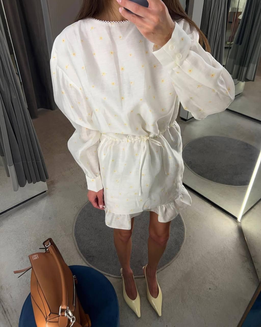 Мы с подругой пришли к выводу, что обслуживание в 2MOOD в Краснодаре хуже, чем на Сенном рынке в том же Краснодаре. Но вот такую красоту примерить не помешает даже этот неприятный факт.

На этом платье ещё и ненавязчивые желтые цветочки, присмотритесь! Потрясающе.