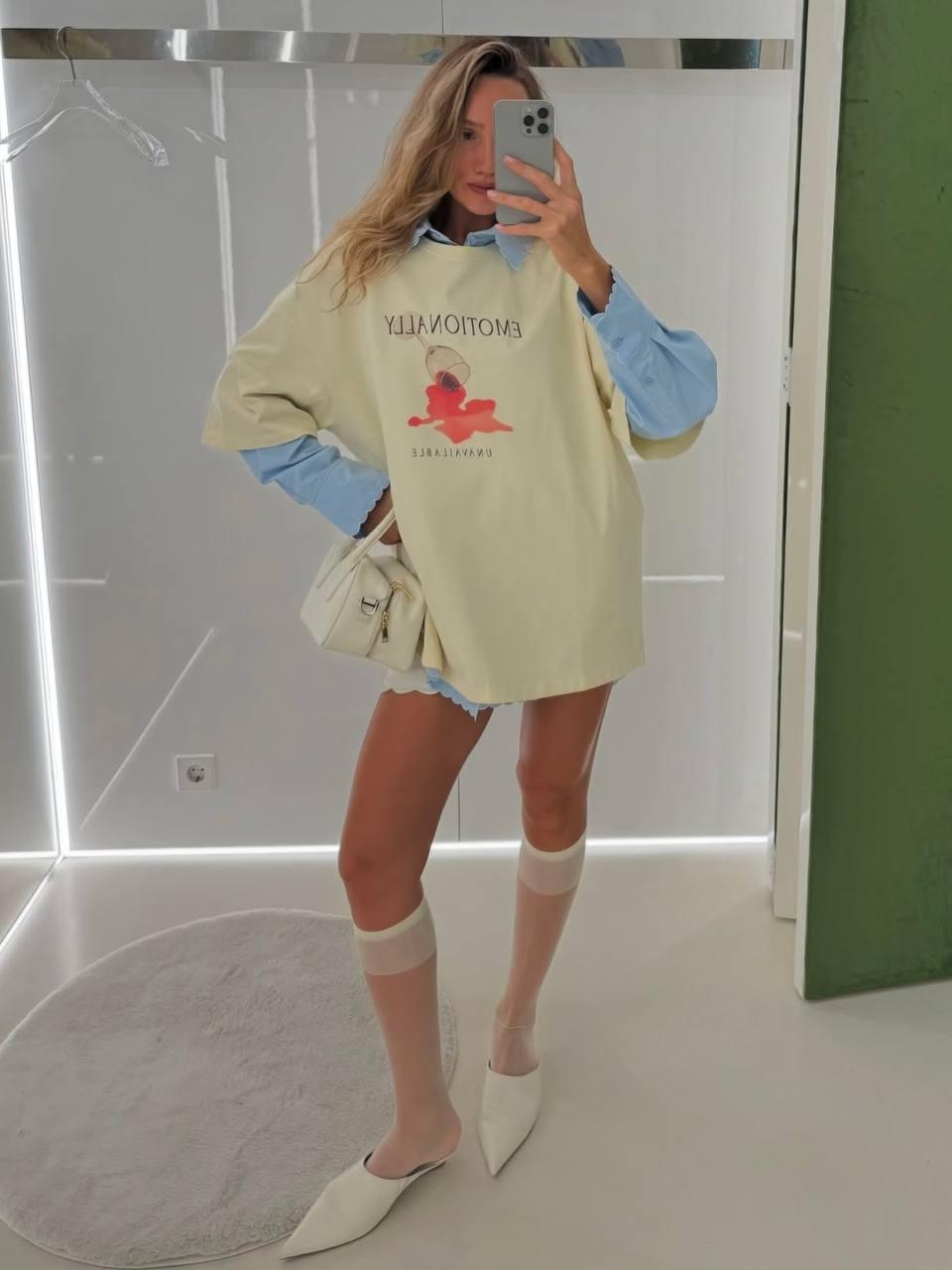 Тащусь от этой идеи стилизации принтованной футболки: поверх рубашки контрастного цвета с гольфами и мюлями 💛

Лайк?