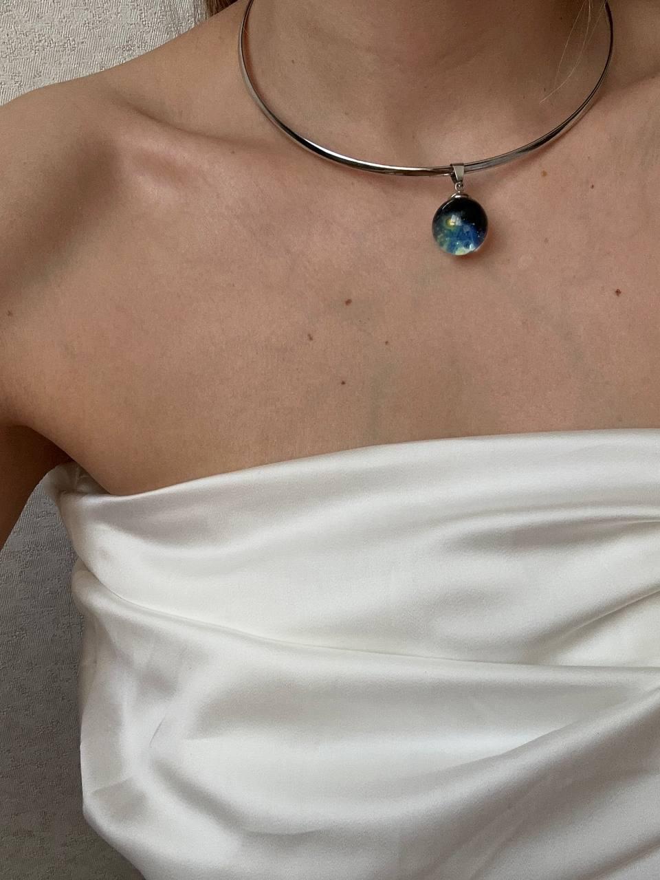 На мне два неповторимых чокера от Olafa. Стеклянное поднебесье для выразительных и элегантных образов и Клубника для летних, сочных и девчачьих аутфитов. Совершенно разные, но оба уже одинаково любимы. 

Olafa - украшения из стекла ручной работы родом с Байкала, к которым можно прикоснуться в любой точке планеты. 