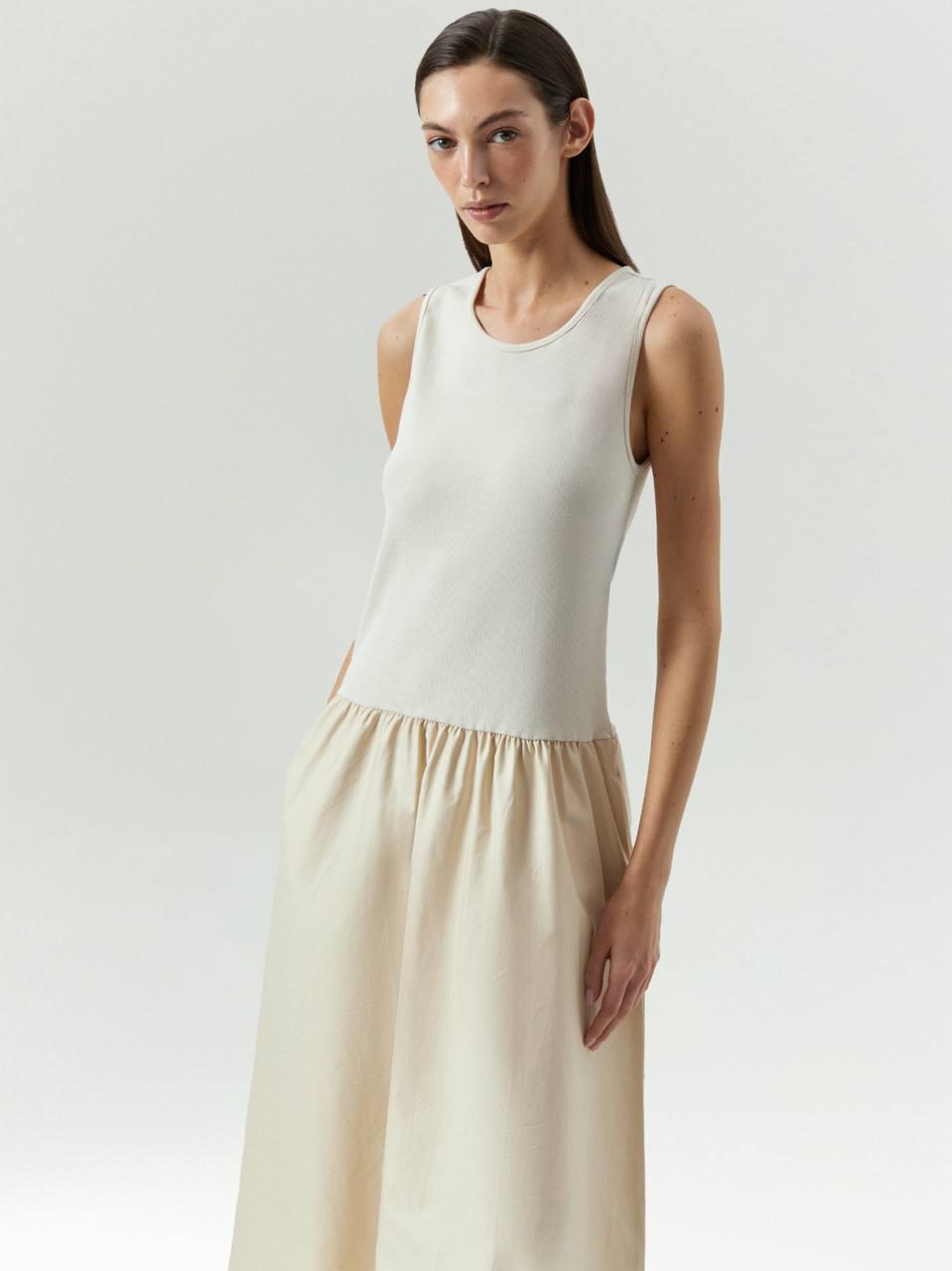 И ещё одно платье, похожего формата, но с заниженной линией талии от Emka. Смотрится очень аккуратно и минималистично. Хотя такая модель подойдет не на каждую фигуру. С выраженным формами, такое платье, разумеется, вряд ли сядет, как задумано. Но очень хочется попробовать. 