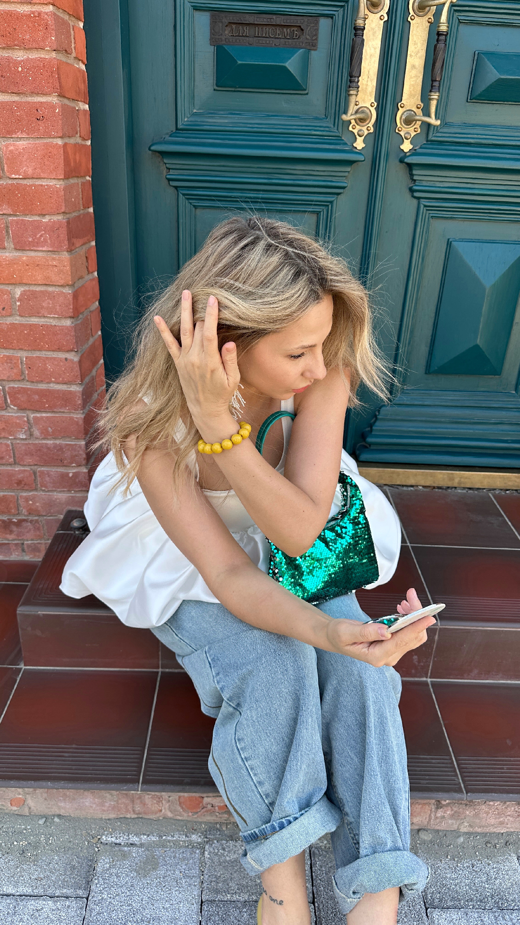 Мне очень сильно красиво! Вот такой девчачий и яркий аутфит у меня получился с топом и джинсами от Iss Ju. 

Я действительно в полном восторге от этого воздушного образа. И от каждого изделия по отдельности! 