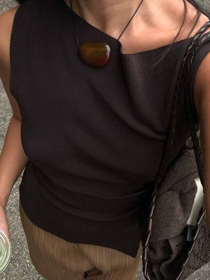 И предлагаю вспомнить, как кулоны-камни смотрятся в жизни. Есть в них какая-то магическая способность притягивать внимание.