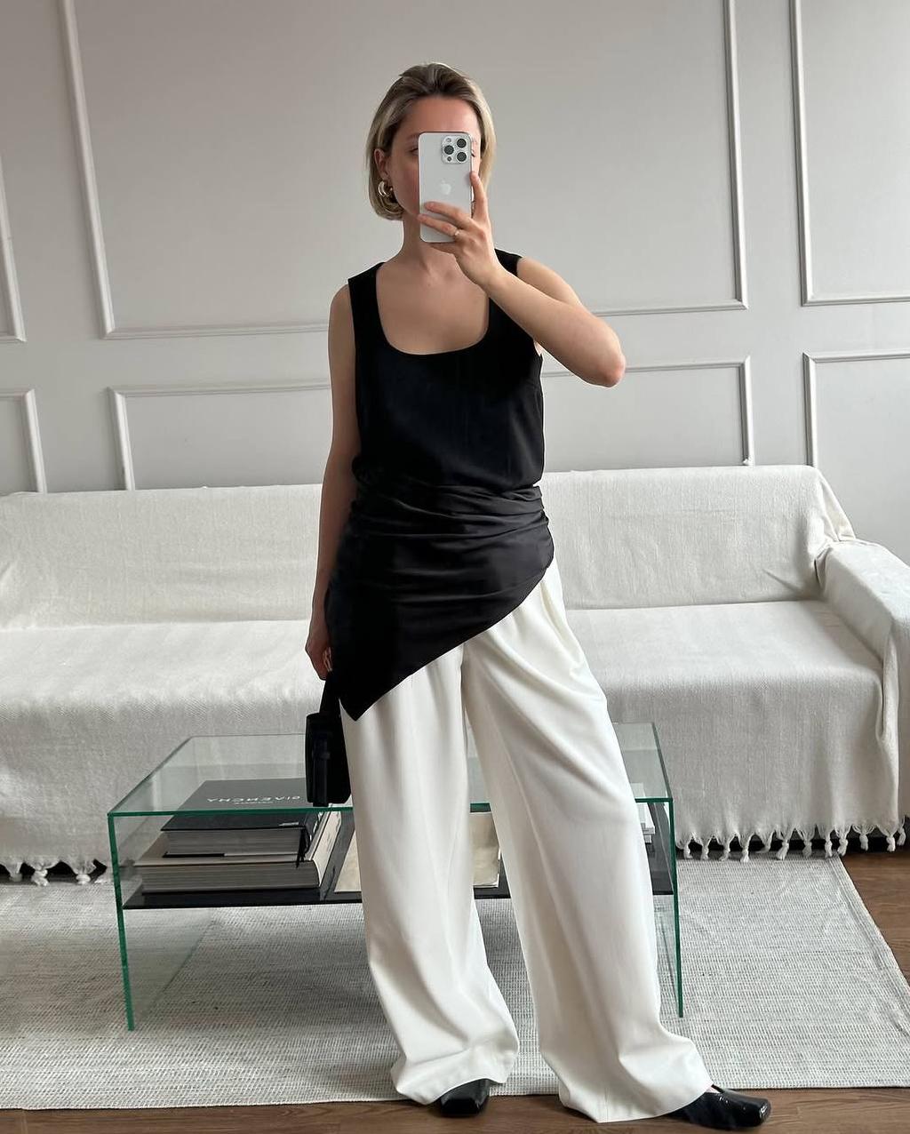 Идеальнейший баланс белого и черного. И, честно говоря, это сочетание в моей визуальной микро-вселенной заиграло совершенно по-новому. Ни намека на школу или офисную униформу, выглядит, напротив, изысканно, утонченно и дорого. 

*Вещи от студия [три четверти]. Цены у них, кстати, довольно приемлемые для такого сложного кроя, который они создают.