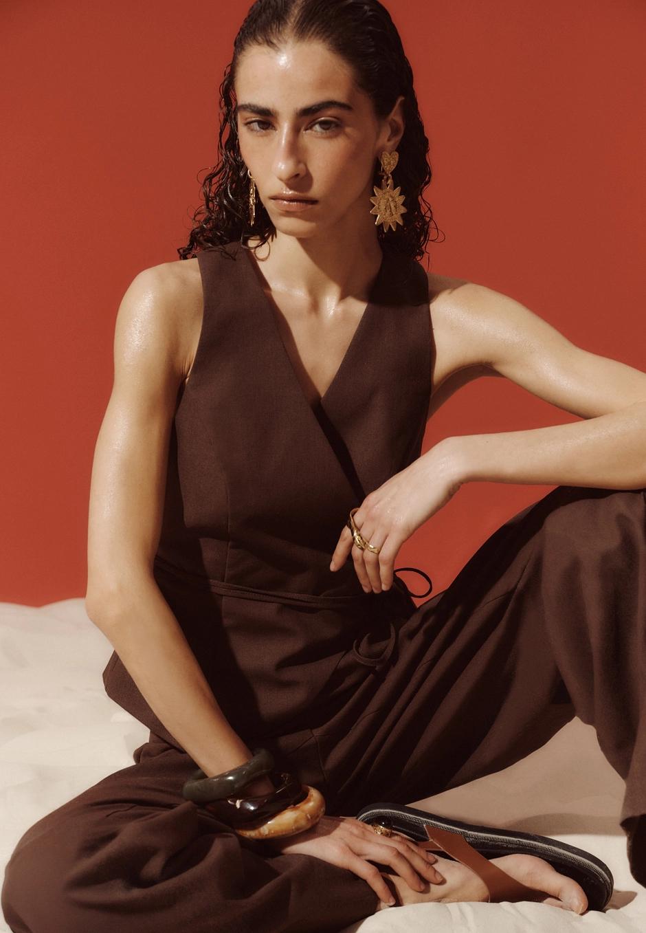 В Mollis очень приличная летняя коллекция вышла. Для деловых, минималистичных, женственных - для всех гардеробов просто находка. Ну какова красота, поглядите: 

Его величество, незаменимый лён. Прочтение жилета намного интереснее, чем у банальной модели на пуговицах. И брюки к нему. 


Костюм жакет и брюки. Цвет очень благородный и статусный. Идеально сыграет с коричневой обувью или плетеной соломенной сумкой. 


Топ на одно плечо роскошный. Ленточку можно оборачивать полностью или выпускать шарфом спереди и сзади. 

Ветровка с цветочной вышивкой. Беру его на заметку, хоть для курток уже и поздновато. У Studio29 подобные цветочные бомберы били все рекорды по популярности. 

Жакет с обьемными рукавами из сатина. Удачная модель, которая отлично будет смотреться и с легкиии летними юбками, и с бермудами из костюмной ткани, и с денимом любой модели. 

Ну и без чего-нибудь желтого эта подборка бы не случилась: жакет с о-образным рукавом, нежный и женственный. 

Все чаще замечаю, что мой вишлист включает изделия именно от этого бренда. Хотя раньше никогда ничего там не покупала. 