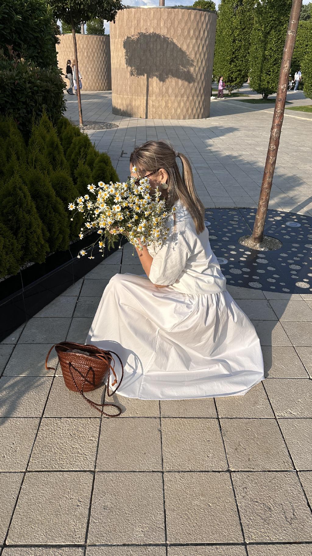 Один ромашковый летний день из жизни. 

Футболка White Rabbitt
Юбка Zara
Сумка Studio29
Кеды AliExpress 
Кольцо The Object
Ромашки Made in Krasnodar