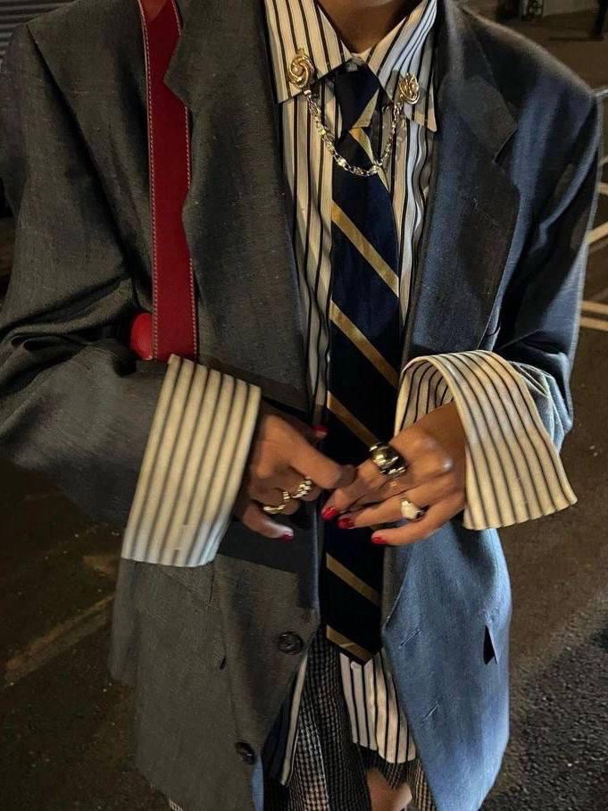 Собрала тут нам небанальных галстучных вдохновений. Особенно хороши в эклектике. Ну и в преппи по умолчанию.