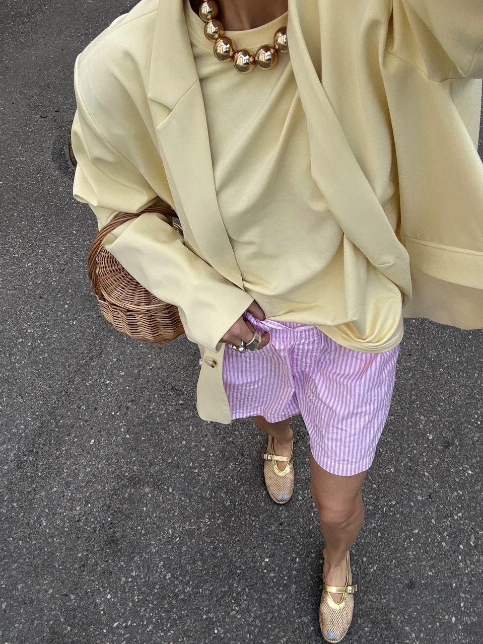 Плетенные сумки, сумки-корзинки - настоящий и незаменимый летний мастхэв уже несколько подряд теплых сезонов. Такую сумку можно брать в любой летний образ, и вы точно не промахнетесь. 

Моя подобная, купленная в Турции прошлым летом совсем развалилась. И я хочу повторить!