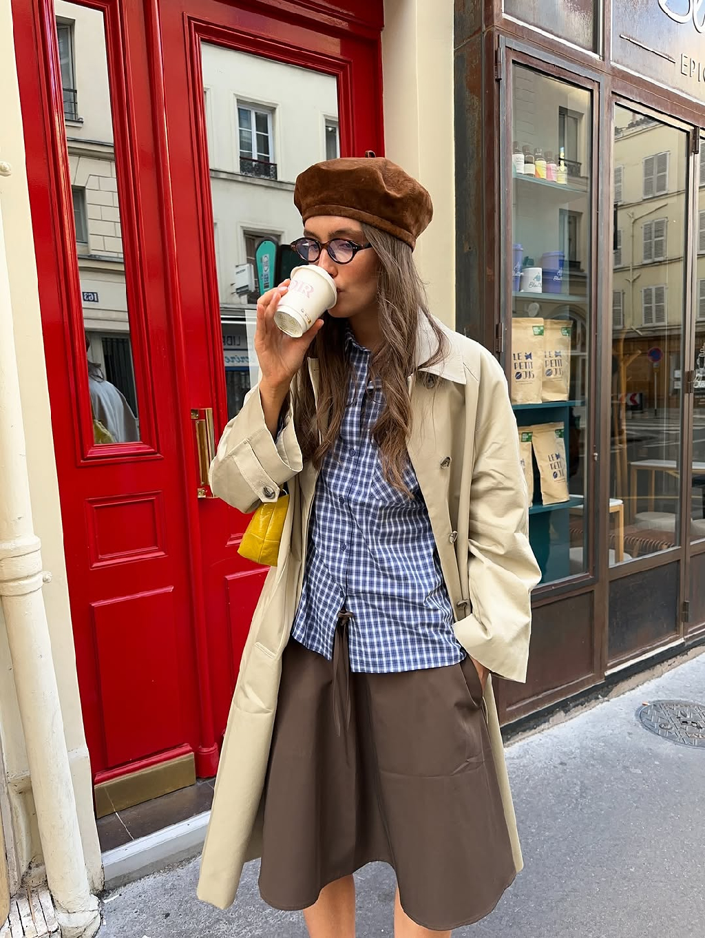 Открытка из Парижа 💌
Для своей поездки Соня выбрала рубашку в клетку и юбку со сборкой.