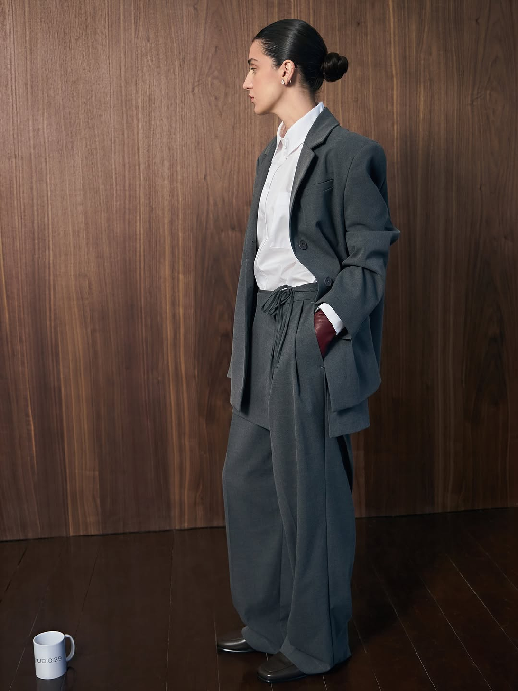 Встречаем День знаний в костюмном комплекте: прямой пиджак и брюки из костюмной ткани с вискозой. Для акцента — юбка-баска, которая добавляет объём и создаёт многослойный образ.