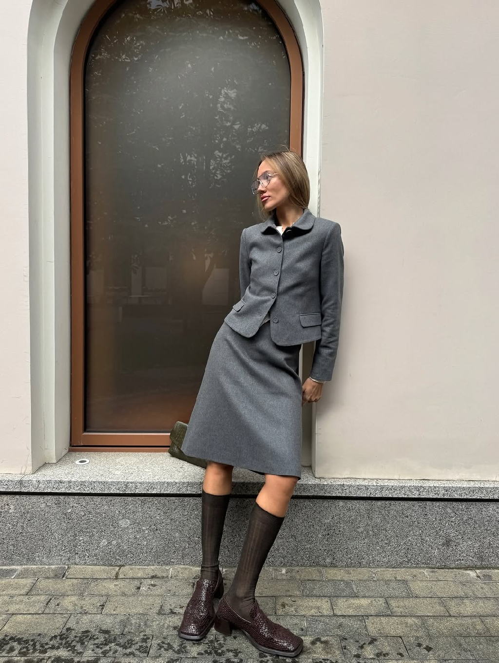 Кристина в жакете и юбке из шерстяной текстурной ткани 🤍