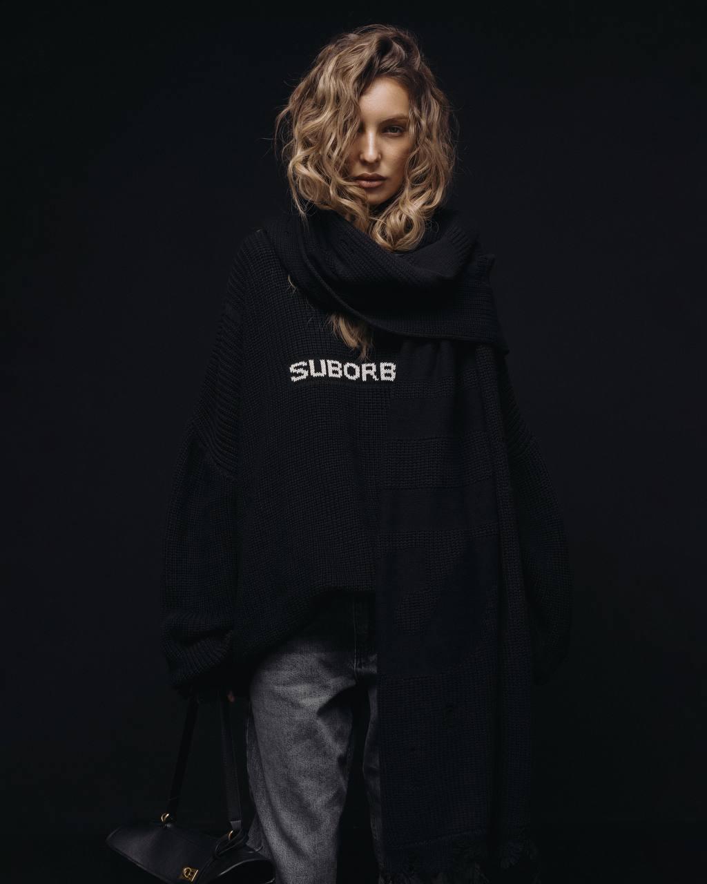 Записывайте рецепт:

-мужские джинсы
-свитер оверсайз
-шарф в тон

Готов нуарный стильных образ 🖤