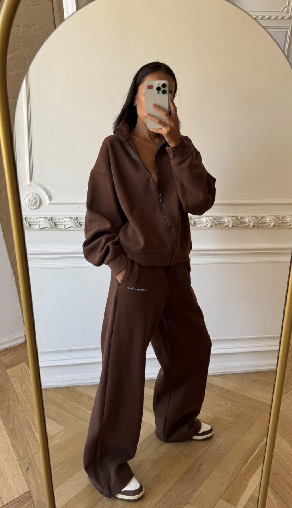 Костюм из вязанного футера с разрезами на брюках 🤎