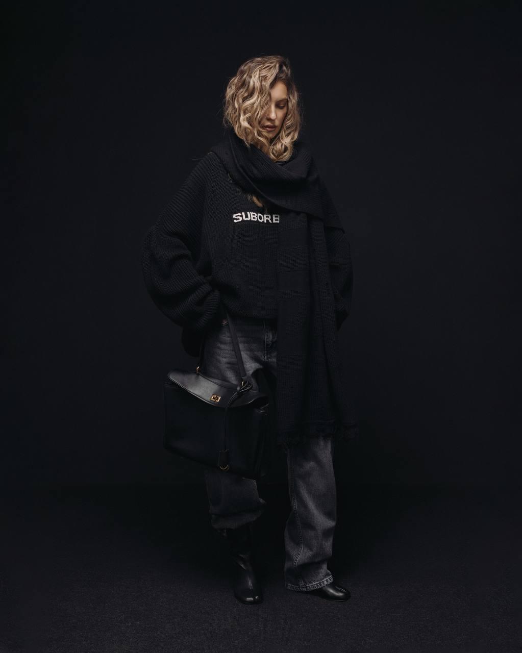 Записывайте рецепт:

-мужские джинсы
-свитер оверсайз
-шарф в тон

Готов нуарный стильных образ 🖤