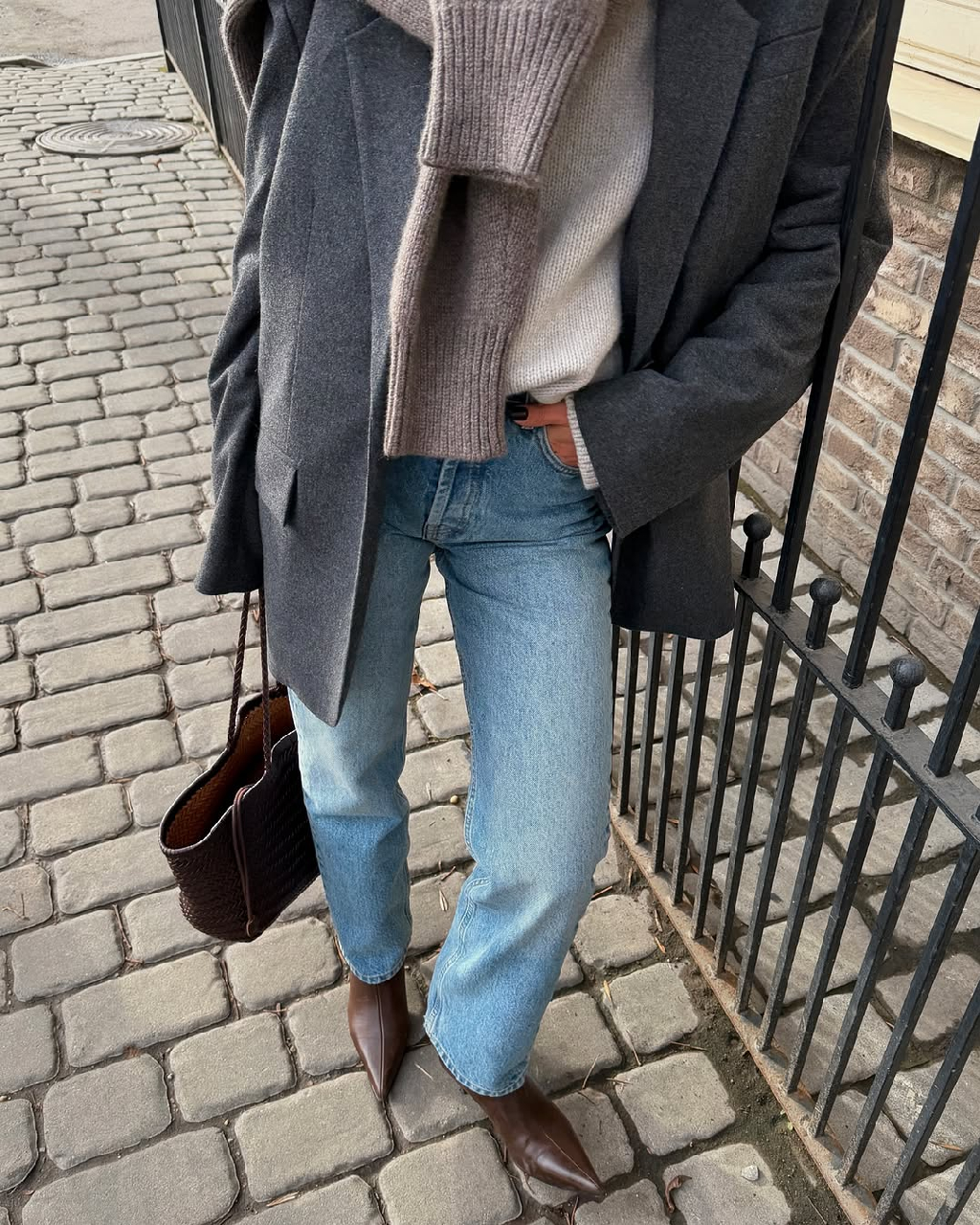 Образ, в котором вы точно не замерзнете 🤍

Чтобы одеваться в межсезонье многослойно и красиво, выбирайте изделия из 100% шерсти. В этом образе два шерстяных свитера: один накинут на плечи, что создает красивую фактуру. Пиджак также из шерсти, в благородном сером оттенке. И конечно же, идеальные голубые джинсы и любимые удобные сапожки - вуаля, стильный образ готов!