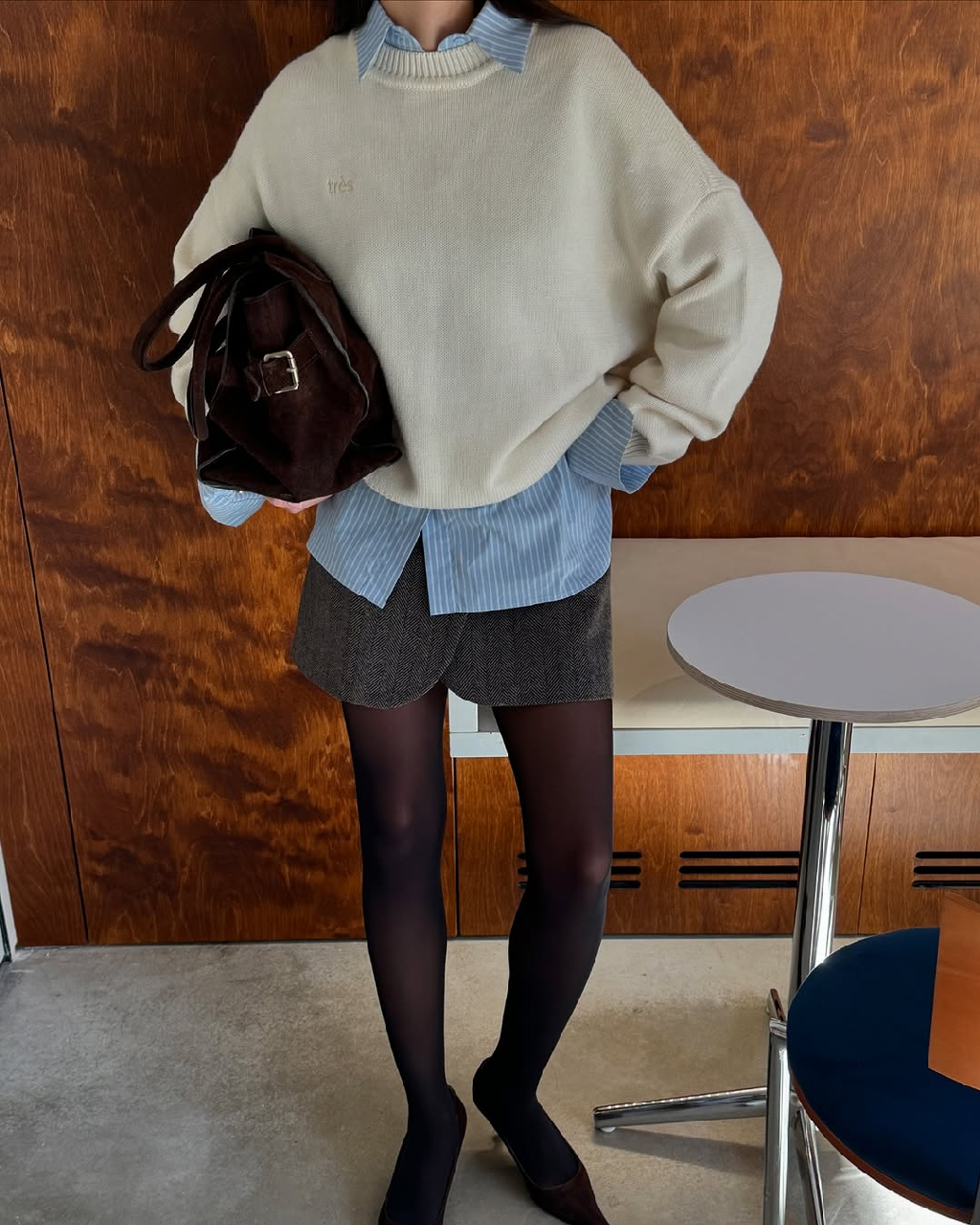 Врываемся в понедельник красиво 🤍 На Элине: комфортный образ, в котором можно отправиться и на прогулку, и на деловую встречу.

Стилизуем голубую рубашку в полоску (мастхэв осени), свитер из шерсти с вышивкой très, юбку мини на запах, черные матовые колготки и завершаем образ винтажными замшевыми туфельками и объемной сумкой, в которую вместится вся ваша рутина.

Сохраняйте и повторяйте образ 💌