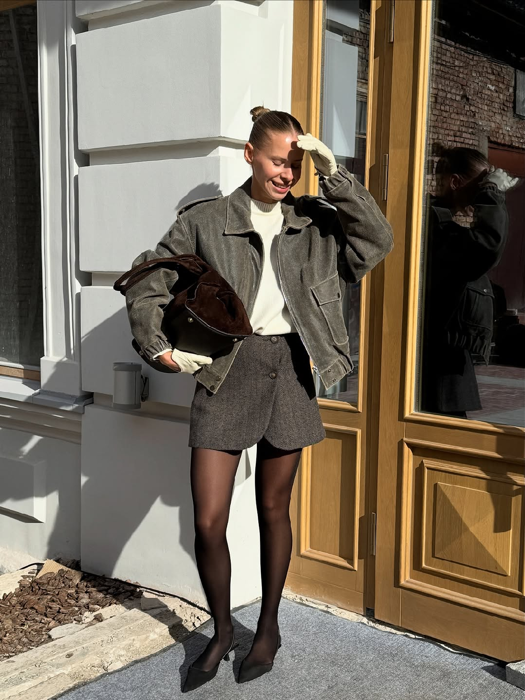 Как выглядит идеальная осенняя
прогулка?

По версии Très - это надеть винтажный кожаный бомбер, любимую мини-юбку, взять ароматный кофе и просто гулять по солнечному городу, где осень чувствуется в каждом шаге ☕️