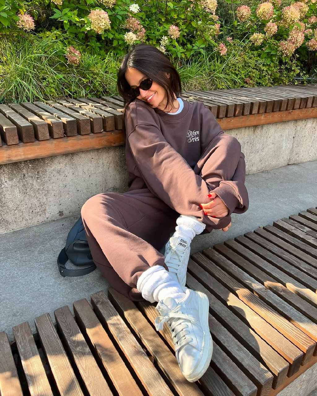 Только послушайте, это шуршание осени и новинки в très: шоколадный обьемный свитшот и брюки Идеален для прогулок осенью наедине с собой или в компании близких людей, для активных выходных загородом или со стаканом кофе и любимой книгой в парке. Выбирать настроение вам