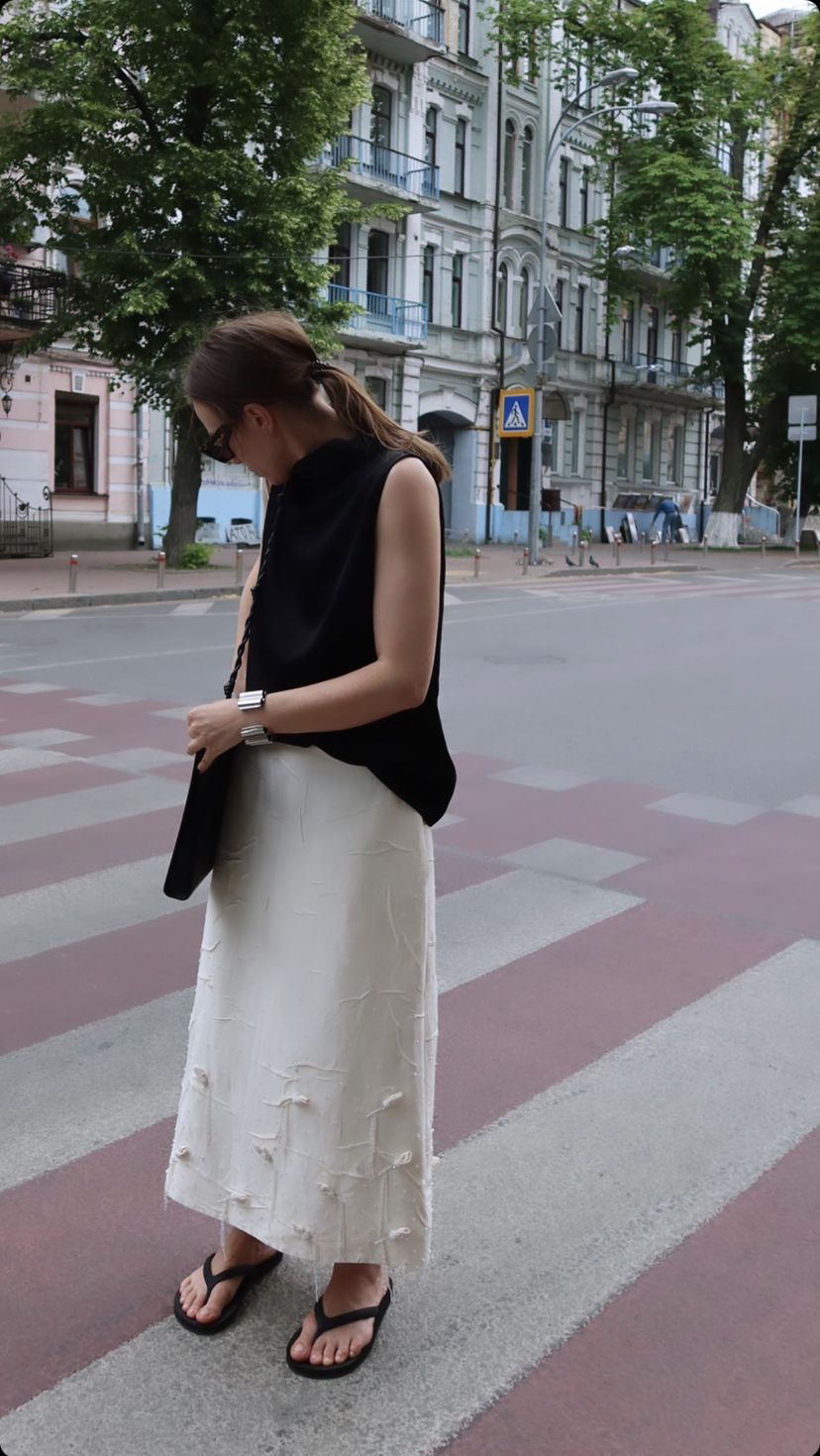 Нравится лаконичность образа и фактура у юбки