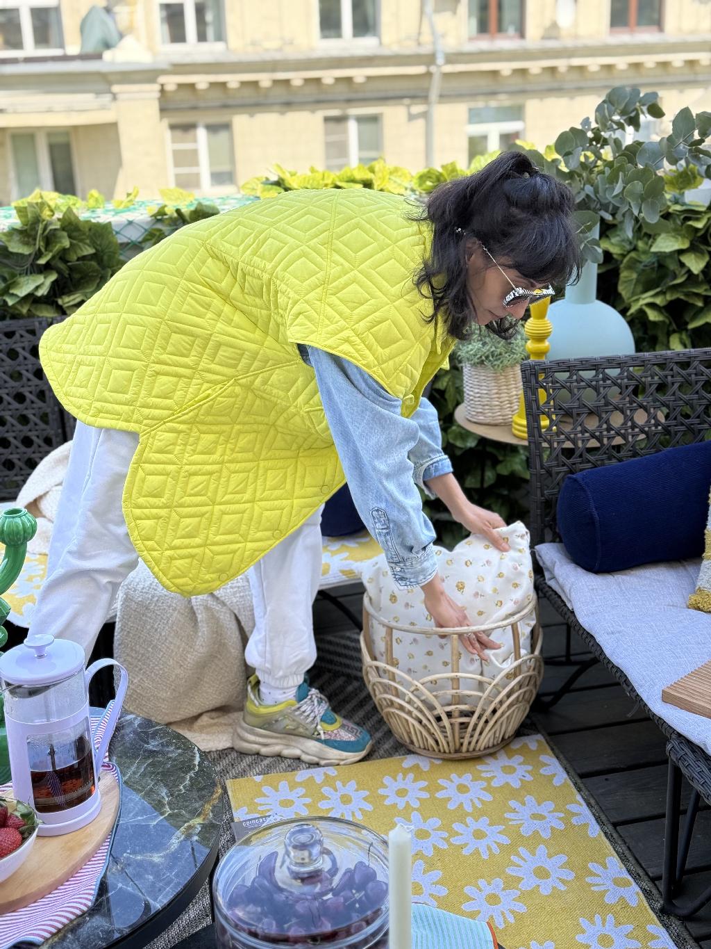 Где, как не на даче поддаться соблазну и позволить себе яркое и непривычное.

Можно поискать новые сочетание цветов и фактур, попробовать интересные формы.
Сейчас дофаминовые цвета в моде, но наполнить ими жилое пространство, такое как спальня, рисковано.
Предлагаем вам посмотреть, что мы выбрали среди локальных брендов и как сочетали.

СТОКМАНН
OBI
Chamote
Woodish
Oozor
Котомка