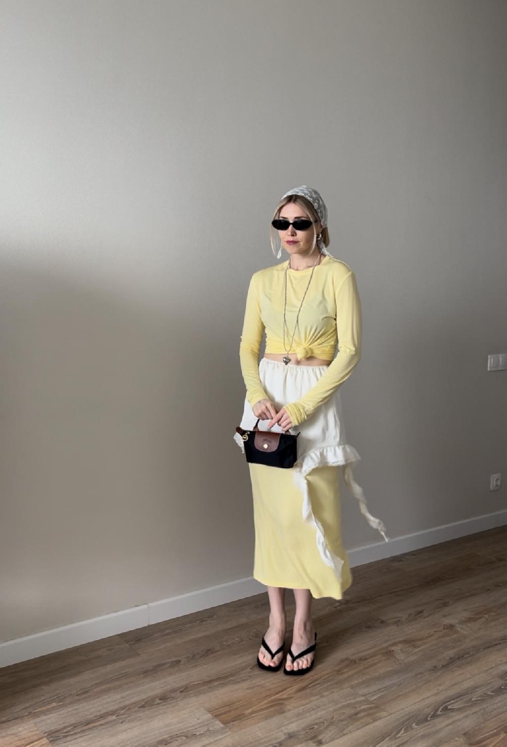 Обожаю многослойность, она придает образу изюминку и его хочется рассматривать😍
Атласная мини- не равно, что ее можно носить, как самостоятельный элемент. Я собрала пару образов, как наглядгое доказательство моих слов😉