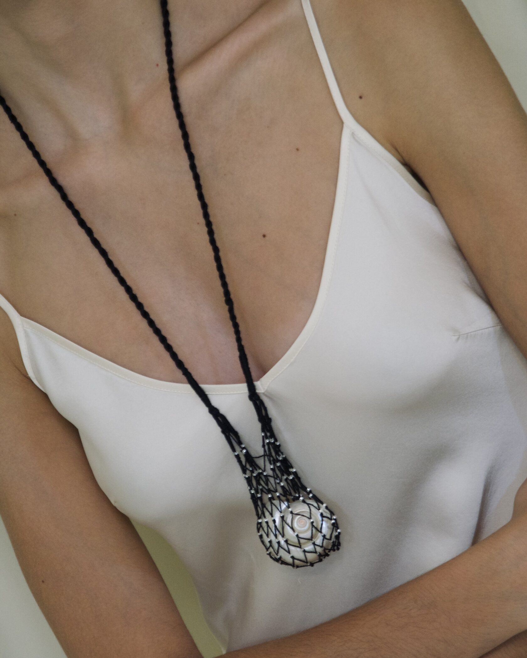 Очень нравятся украшения у PÓGU🫠
Отдельного внимания стоят акцентная подвеска- ракушка и красивые кольца и кулоны в виде яиц✨