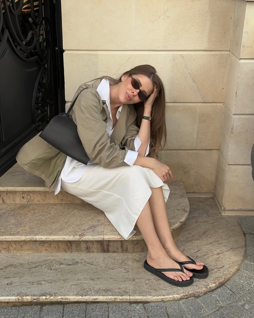 Flip-flops входят в чат✨
Самый актуальный стайлинг этим летом - сочетать вьетнамки с чем-то противоположным по стилистике: строгими брючными костюмами, костюмными бермудами, женственными юбками, трикотажными платьями и летними плащами. 
Особенно классно работают образы с закрытым верхом: рубашки, жакеты, лонгсливы или тренчи создают баланс и делают образ собранным, несмотря на расслабленную обувь. Игра на контрастах - главный приём этого сезона🤌🏻