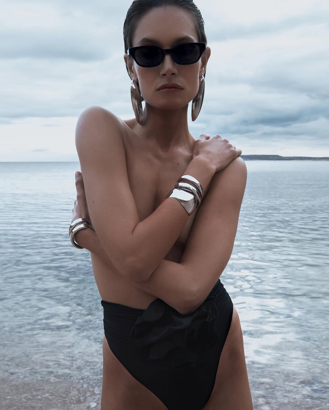 Для лета хочется лёгкого и невесомого🫠
Например, косынки из органзы🤩

Maison Krasnova, Magda Butrym