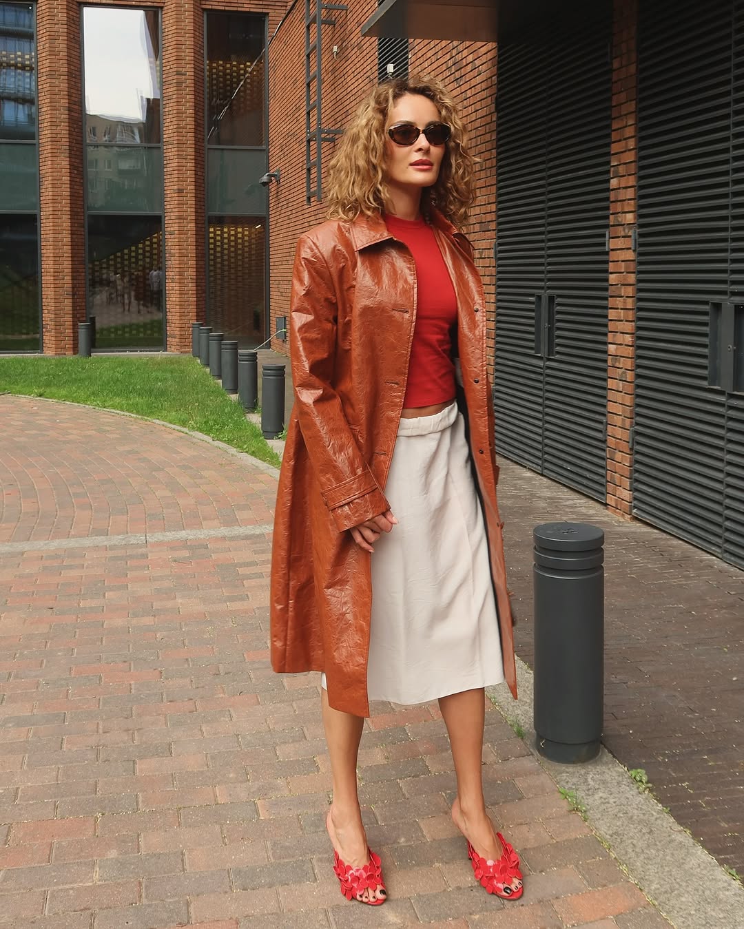 Конечно - одни из самых красивых мюлей у Alaïa🤩
Обожаю, как они смотрятся на Асмат Чкотуа в паре с терракотовым плащем Sanchy - эстетика на высоте🤌🏻