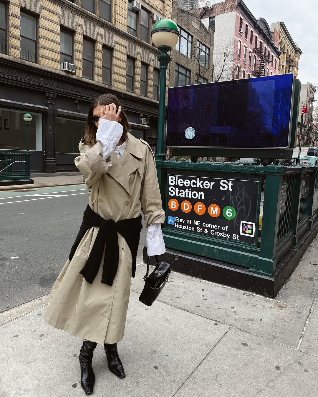 Продолжаем с лёгкой небрежностью✨
Тонкий трикотаж, повязанный на бёдрах🤌🏻 Самый удачный вариант - контрастный цвет🙌🏻

Наглядный пример, как яркий акцент сразу вытягивает монохром и ахроматику🔥