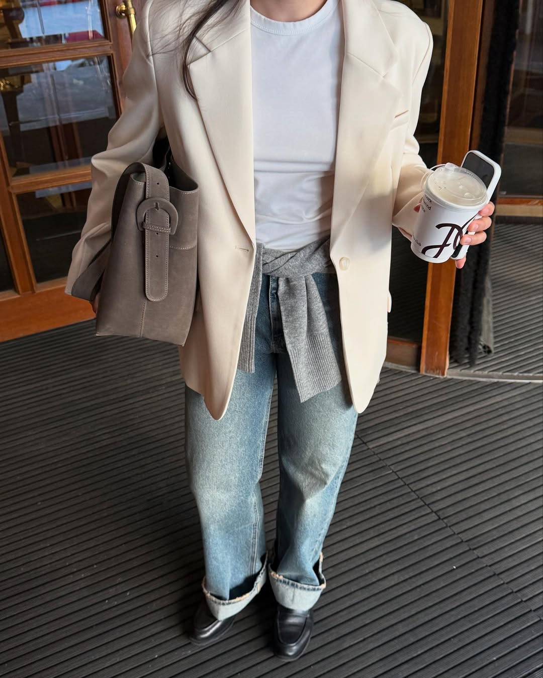 В последнее время всё чаще стала обращать внимание на то, что бренды стали ближе к своим покупателям, стали думать о них и их потребностях. Если раньше было нормой выкладывать скучное фото товаров на белом фоне и оставлять решение «А что дальше? С чем мне это носить?» на покупателе, то сейчас всё больше брендов стали приглашать микроинфлюенсеров или самостоятельно стилизовать образы, как например, Cocos. Мне кажется, бренды начали понимать, что мы покупаем не футболку или джинсы, мы покупаем решение своих задач, и нам здесь нужна помощь экспертов.