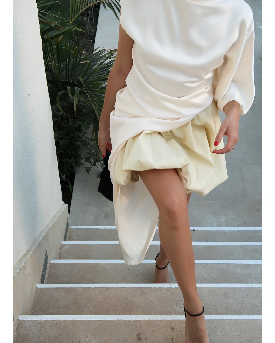 Ассиметричные топы и топы с драпировкой на одно плечо - must-have этого лета✨
Для летних выходов и ужинов на закате - идеально👌🏻