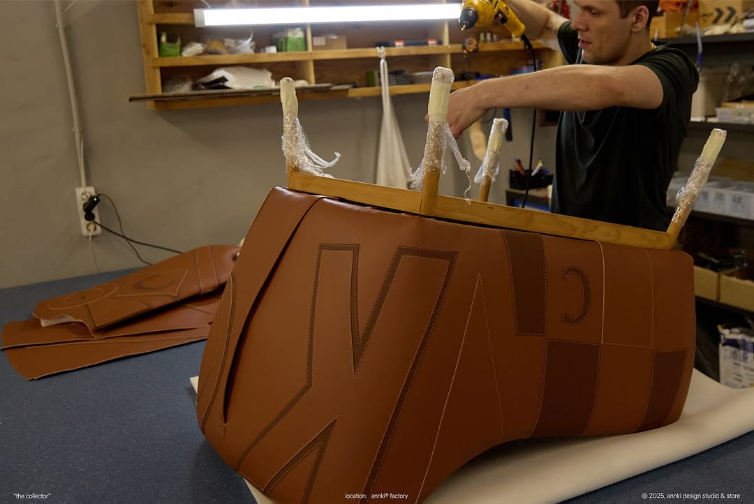 ånnki® factory 
“the collector” armchair / work in progress 

———
(a)object: ernest armchair 
upholstery: car nappa
col: classic brown 
cover design: “the collector”
#ernest_chair 

(a)location: ånnki® factory 
#annki_factory