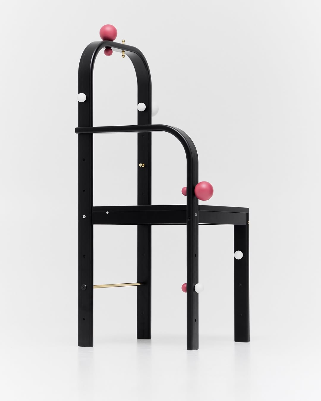 fyi: вешалки на стуле-гардеробе можно выполнить в любом цвете и форме [не ограничиваем вас в идеях!]

арт-объект, который станет незаменимой частью вашего «базового гардероба».

——
(a)object: wardrobe chair
col: black
#wardrobe_chair