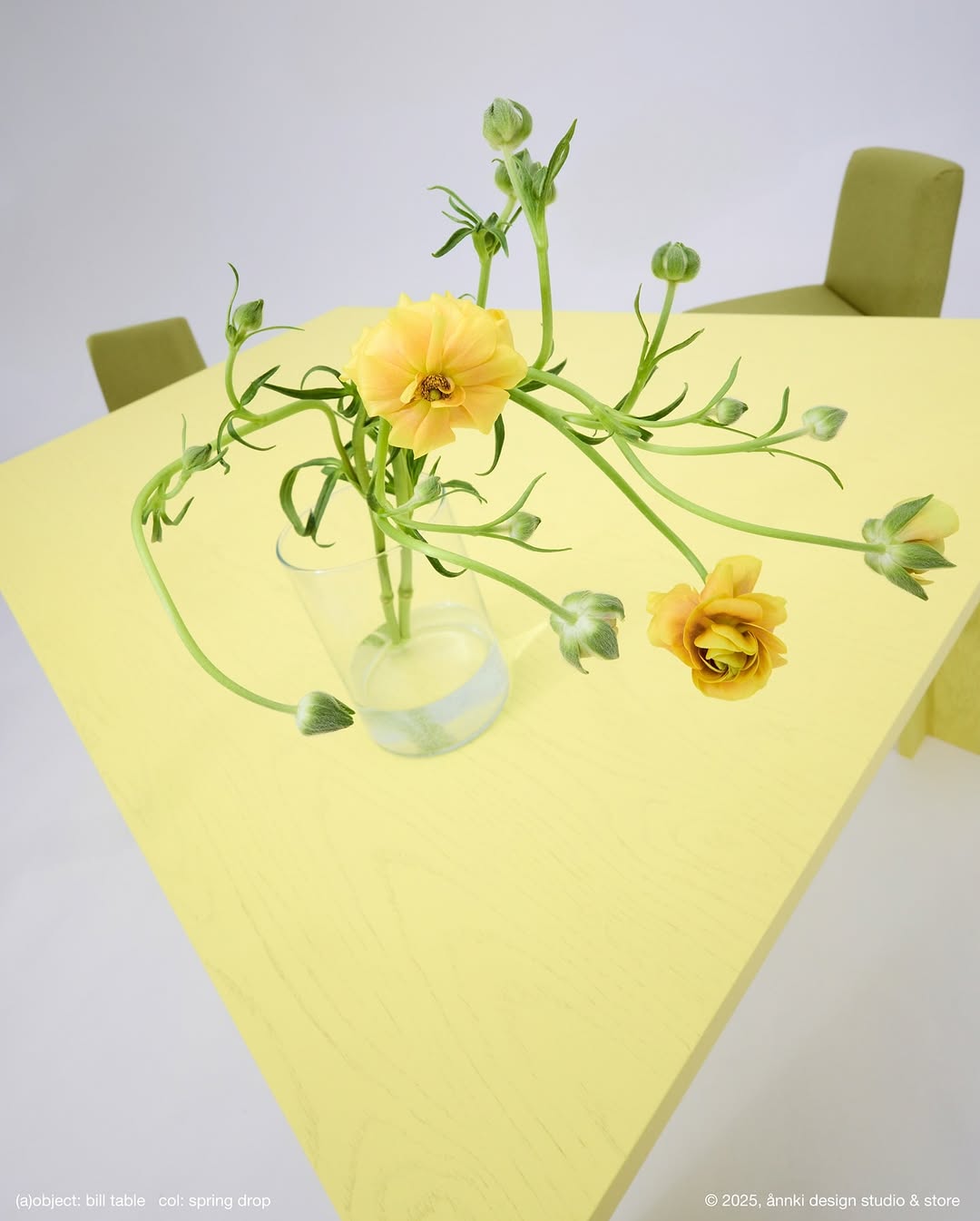 лето — на поверхности.
а bill — в сердце.

не бойтесь цвета в интерьере —
это всегда feels like summer.

——
(a)object: bill table
col: yellow / spring drop
#bill_table