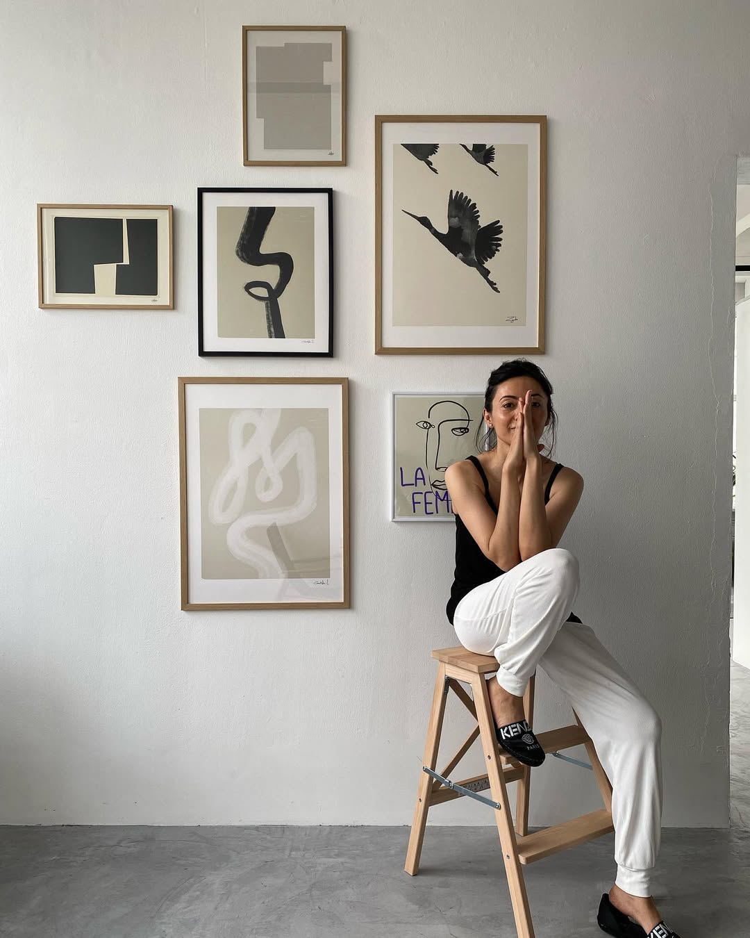 Я не беру много проектов в разработку и очень аккуратна к выбору своего клиента, просто потому, что научилась ценить свое время, свое внутреннее спокойствие. Я реально научилась получать удовольствие от процесса. 
Однажды, много лет назад, мы создали Roomkea, проект, в котором мы реализовали мою давнюю мечту - сделать дизайн доступным, и проект работает. Создавая hyhaus, я реализовала еще одну мечту - иметь право выбора. Сейчас большая часть бизнеса в сфере услуг создает идеальные условия для клиента где выбирают тебя, и вроде сам бизнес право выбора не имеет. Мне хочется давать право выбора себе в том числе, для меня это важно.
Не хочу никому ничего доказывать, не хочу быть ограниченной в творчестве. Хочу создавать идеальные пространства для людей, хочу, чтобы ценность проекта измерялась не только в затраченных деньгах, а во вложенной в нее любви, чтобы процесс был удовольствием не только для меня, но и для человека, который доверил мне свое самое важное место - свой дом.
#дизайнинтерьера #правовыбора #uutno