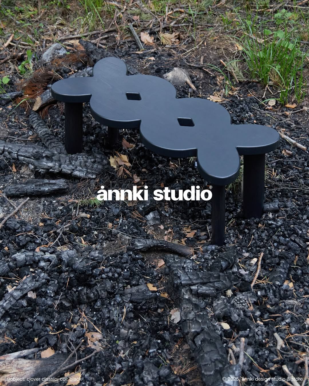 мы выгораем не от работы.
а от того, что рядом некому просто посидеть.

clover — для тех, кто остаётся. для тех, кто умеет быть рядом. даже если это вы сами для себя.

———
(a)object: clover classic 
col: black
#clover_bench