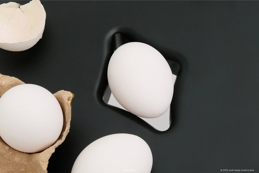 это неделя до пасхи. ловите занимательные факты о яйце, точнее о его форме и символических значениях:

- чистота — овальная форма считается идеальной и симметричной, которая представляет собой гармонию и равновесие. это фирменная форма annki®. присмотритесь, если никогда не замечали ;)

- бесконечность и цикличность вселенной — это символы формы яйца в мифологии.  а взрыв, расширение, сжатие — в науке*.

- сотворение — яйцо представляет момент, когда начинается жизнь. ассоциируется с началом весны, обновлением и праздниками воссоздания. в ритуалах пасхи яйцо символизирует чудесное воскресение иисуса: первоначально мёртвое яйцо с наступлением определённого срока перерождается в живое существо.

- начало развития, движение, потенциал для роста и возможности — нам нравится такой символизм!

*следует отметить, что символическое значение формы яйца не имеет научного обоснования.

———
(a)object: clover 2.0 bench
col: dark emerald 
#clover_bench