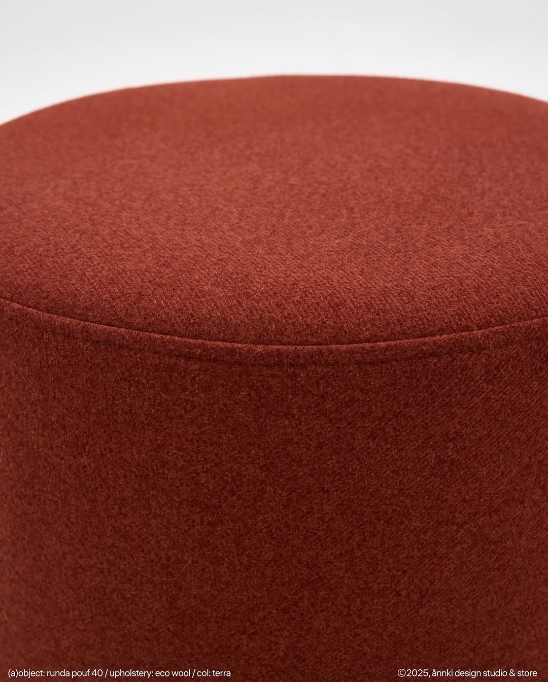пуф runda не просится в центр внимания, но всегда оказывается там, где нужно.
под ноги, под книгу, под поднос с кофе, для сумки, для гостей — всегда кстати.

———
(a)object: runda pouf 40
upholstery: eco wool
col: terra
#runda_pouf