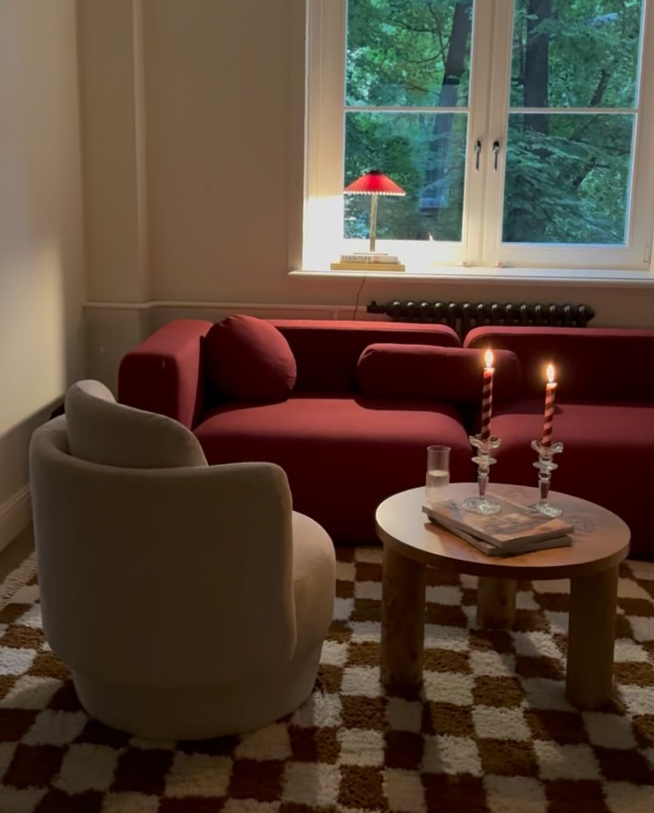 суббота — время рубрики #annkiathome. сегодня в кадре интерьер @dasha_gagloeva.

специально для дарьи мы выполнили диван plus+ в кастомной ткани, привезённой из америки. конфигурация — два модуля, один из них с подлокотником.

а дальше можно продолжать собирать и добавлять модули — чтобы дома всегда было больше плюсов.

———
(a)object: plus+ sofa
upholstery: custom / made in america 
col: mars
#plus_sofa