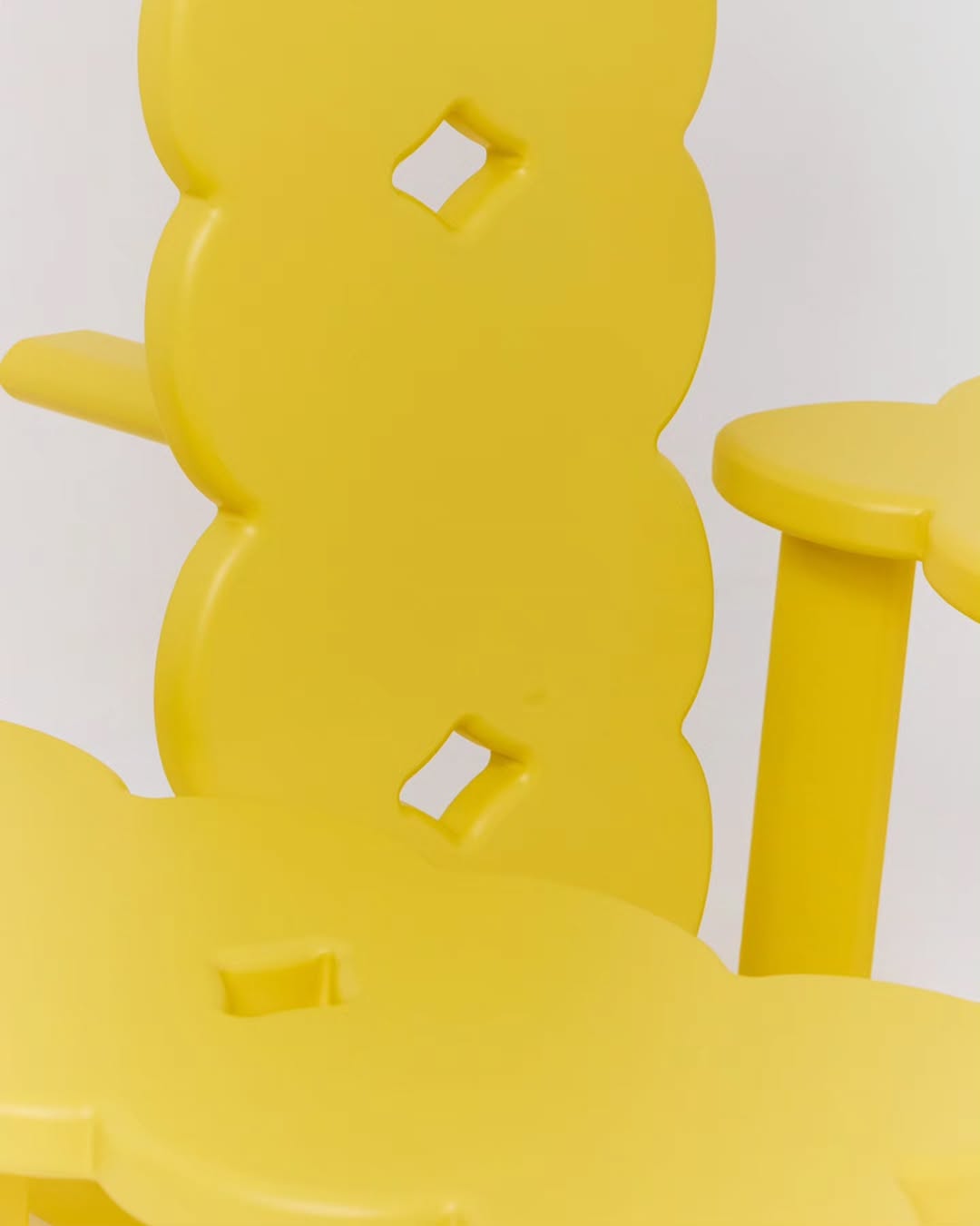 Скамьи и табуреты clover вдохновлены символом бренда annki @annki.studio – цветком четырехлистного клевера. Их характер может быть разным: от минималистично строгого до по-детски наивного и яркого.

Выбирайте и заказывайте на сайте SAMPLE.