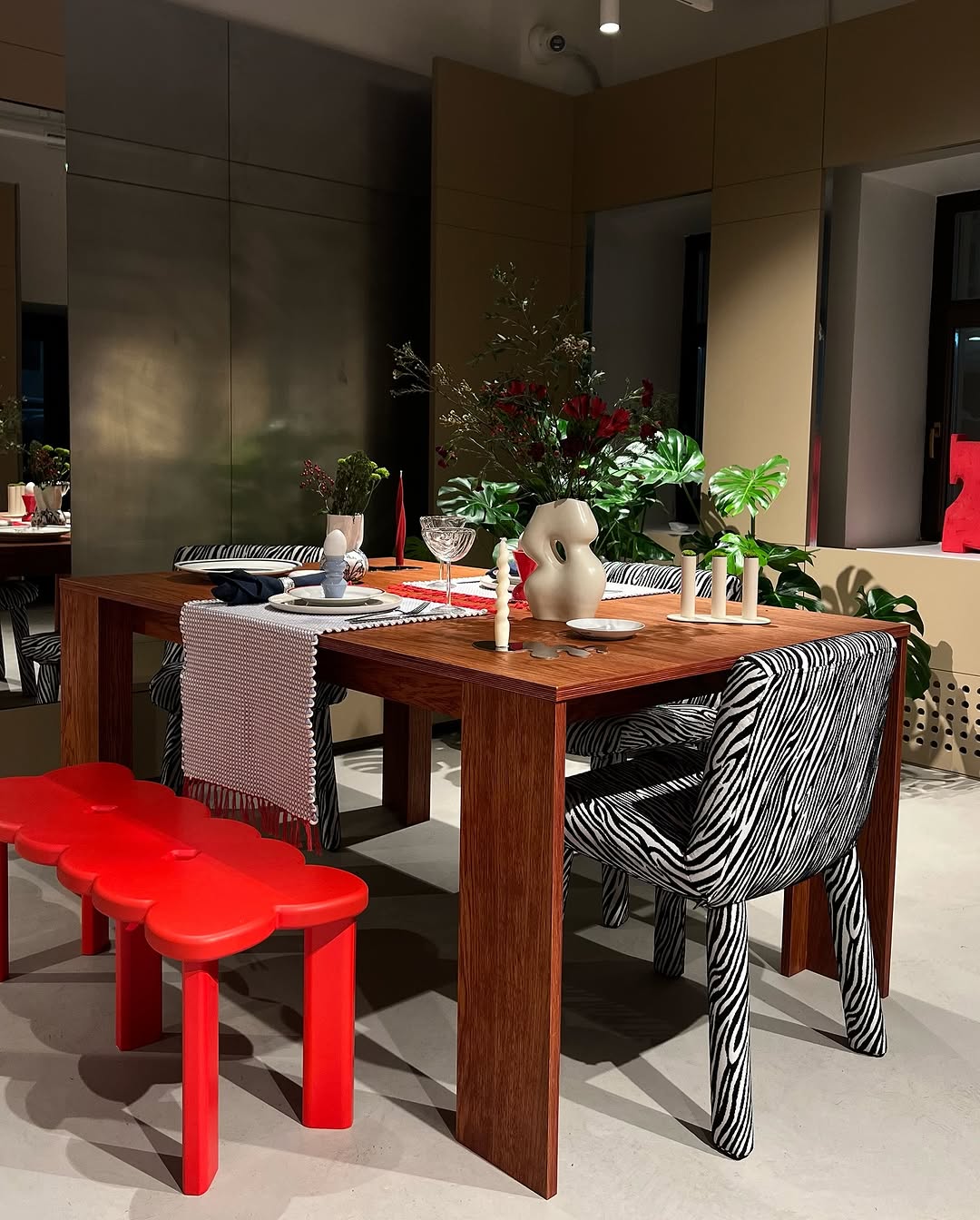 основа новогоднего застолья по версии annki® выглядит так:

- стол bill / col: red / раскладной 
- steve dinner / upholstery: jacquard / made in spain / col: zebra
- clover bench 2.0 / col: xmas

все увидеть и потрогать можно по адресу:
пространство «локалы» / москва, петровский бульвар, 1с1