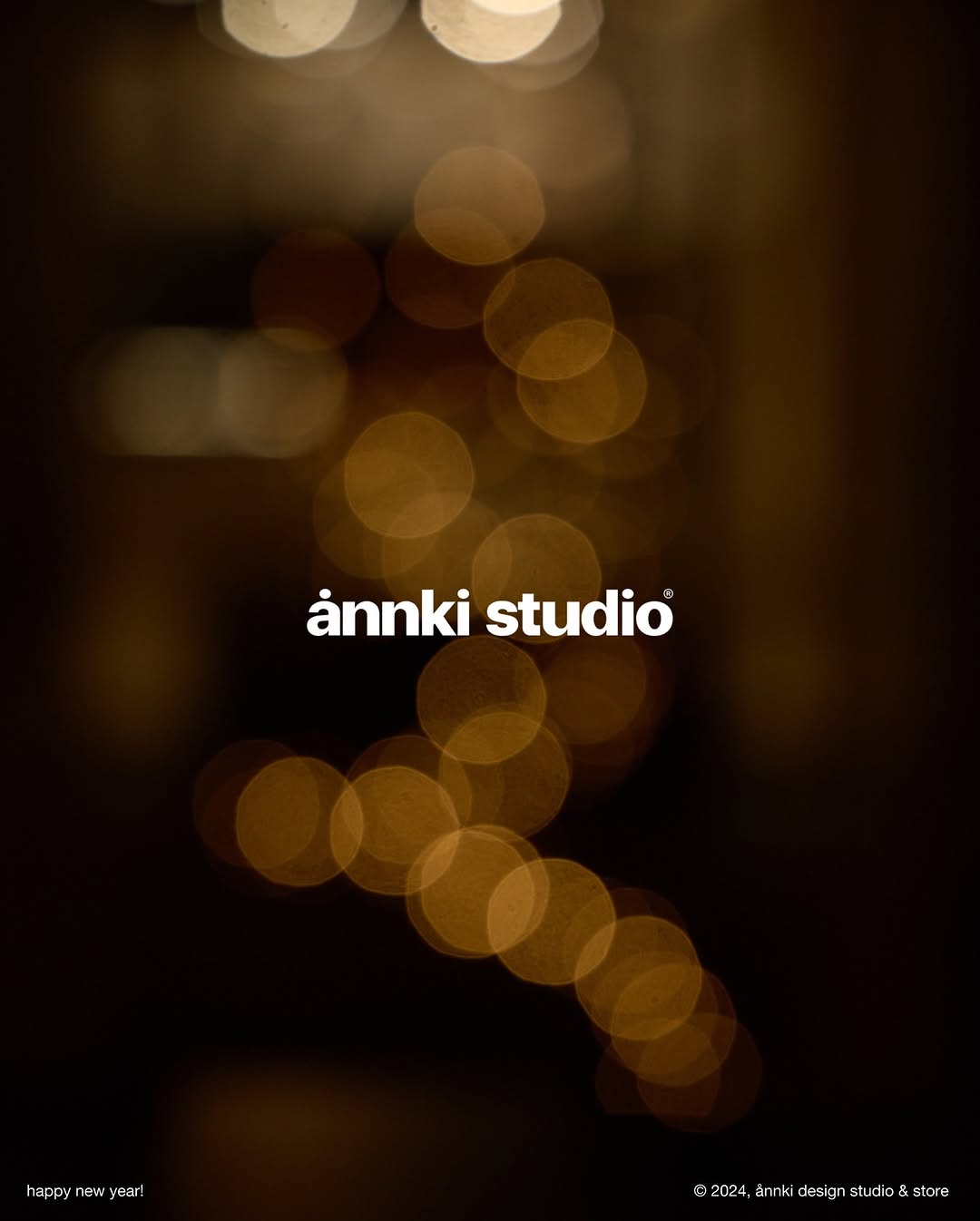 один из наших итогов 2024 года — закрытие шоурума в екатеринбурге, который находился в иц architector.

мы попробовали базироваться в интерьерном центре. самом лучшем и элитарном. утвердились, что это не совсем путь ånnki®. мы проверили гипотезу. скомпилировали опыт. и радостно провели финальные съёмки на нашем красном подиуме, который целый год был как будто театральной сценой для наших экспериментов.

ånnki® studio — это исследовательская компания, потому что мы меняем углы обзора и привычные сценарии развития. не боимся пробовать, устремляясь к большему.

stay tuned!
be ånnki®!