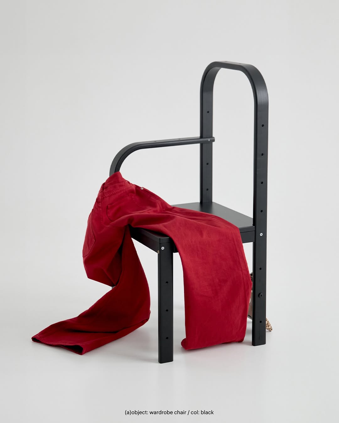у каждого бывают моменты, когда вокруг царит хаос. мы не осуждаем это, а наоборот, относимся с пониманием. так и был создан стул-гардероб — воплощение творческого беспорядка. 

для тех, кто выбирает уделять внимание по-настоящему важным вещам. 

——
(a)object: wardrobe chair
col: black
#wardrobe_chair